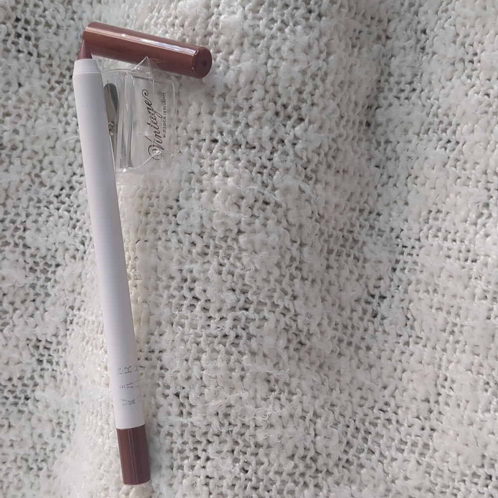 KAB Lip Liner in Sensuous/VINTAGE by Jessica Liebeskind Sharpener, 1.2g/0.04oz
